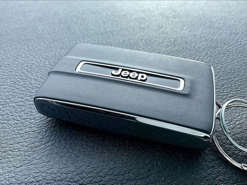 Used 2024 Jeep Grand Cherokee Limited w/ Black Appearance Package image 13