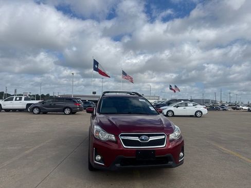 Used 2017 Subaru Crosstrek 2.0i Premium w/ Moonroof Package AWD/4WD image 3