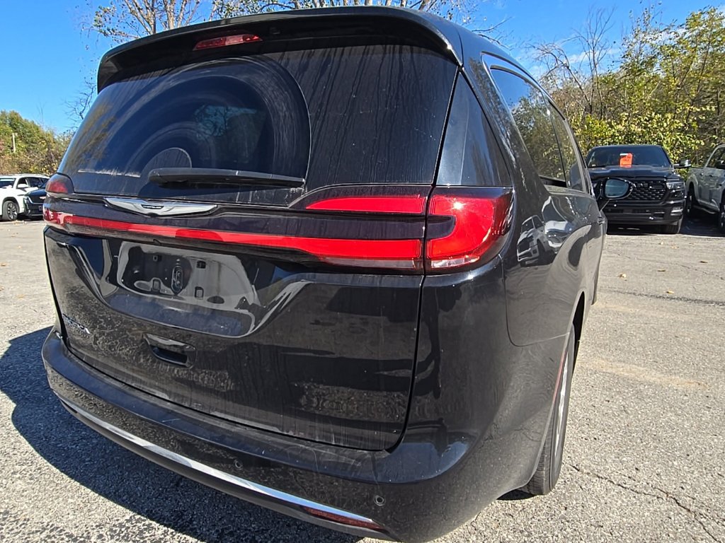 Used 2025 Chrysler Pacifica Select FWD image 7