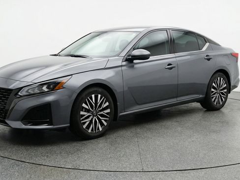 Used 2025 Nissan Altima 2.5 SV image 3