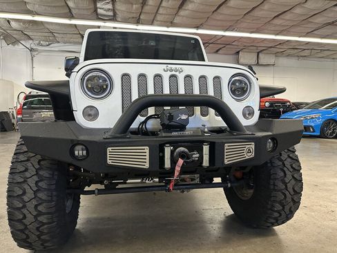Used 2015 Jeep Wrangler Unlimited Rubicon w/ Connectivity Group AWD/4WD image 33