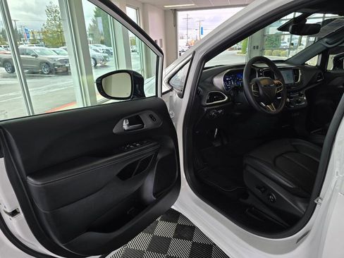 Used 2025 Chrysler Pacifica Select image 18