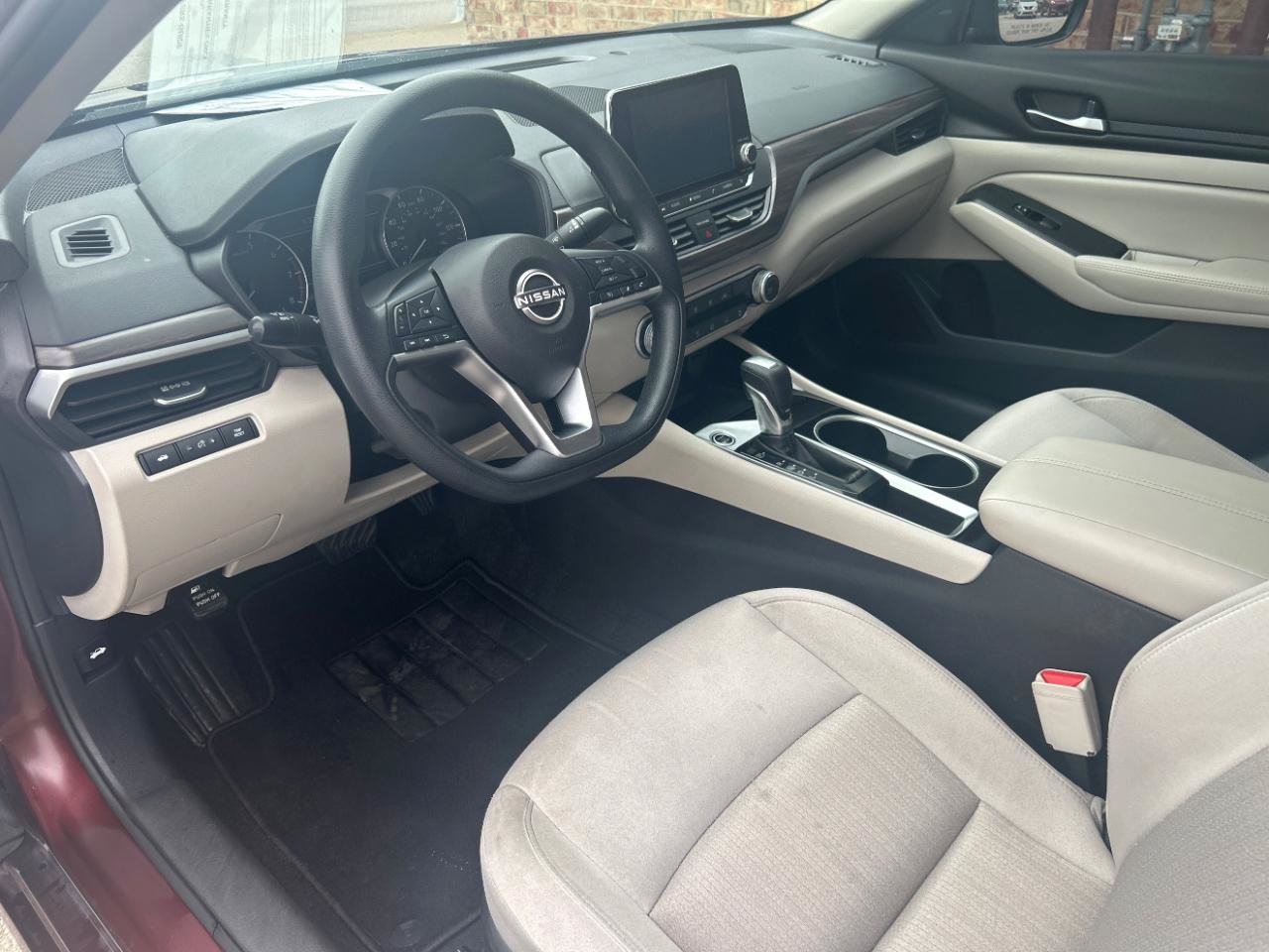 Used 2024 Nissan Altima 2.5 SV FWD image 17