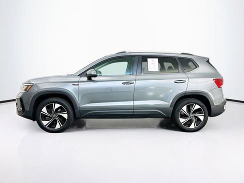 Used 2023 Volkswagen Taos SE w/ Panoramic Sunroof Package AWD/4WD image 4