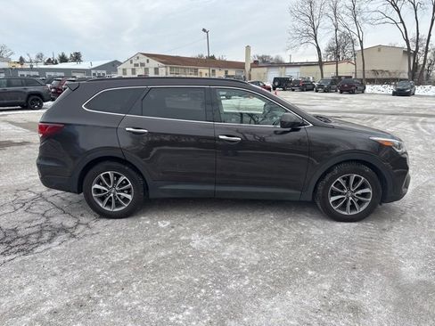 Used 2017 Hyundai Santa Fe SE image 3