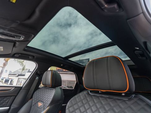 Used 2025 Bentley Bentayga AWD/4WD image 10