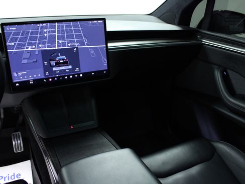 Used 2022 Tesla Model X Plaid image 21