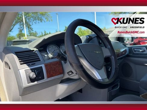 Used 2008 Chrysler Town & Country Touring FWD image 18