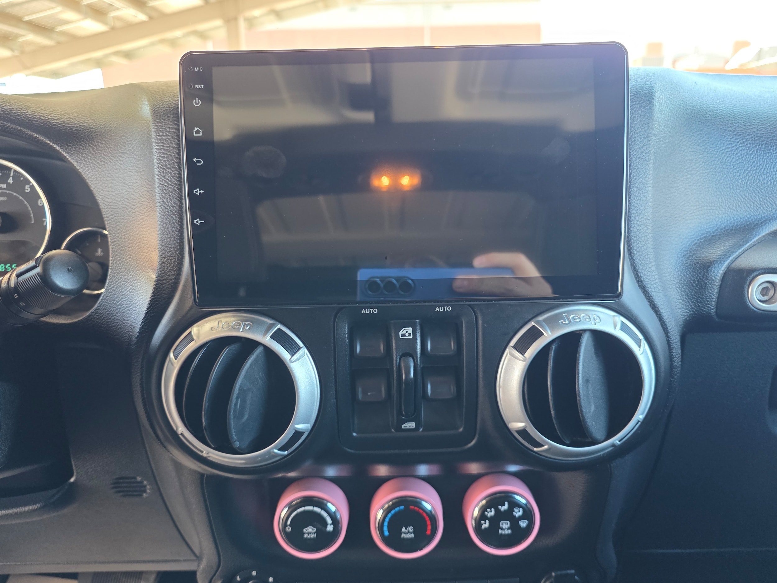 Used 2014 Jeep Wrangler Unlimited Sahara w/ Connectivity Group AWD/4WD image 17