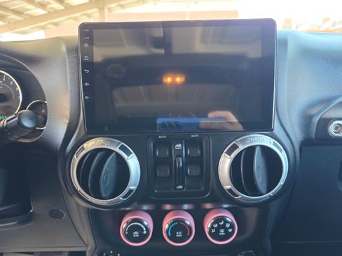 Used 2014 Jeep Wrangler Unlimited Sahara w/ Connectivity Group AWD/4WD image 17
