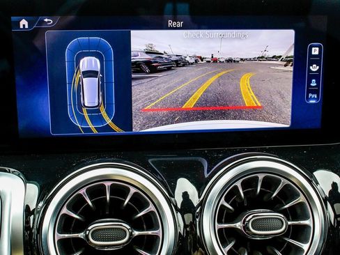 Used 2024 Mercedes-Benz GLB 250 4MATIC w/ Driver Assistance Package image 20