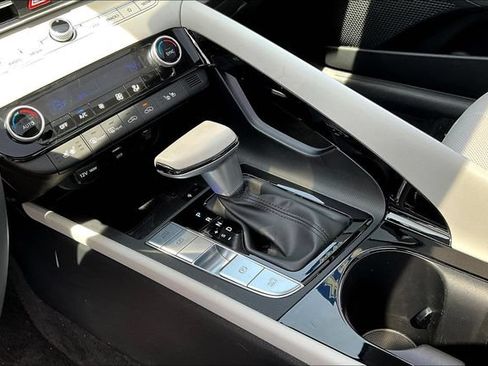 Used 2025 Hyundai Elantra Limited FWD image 18