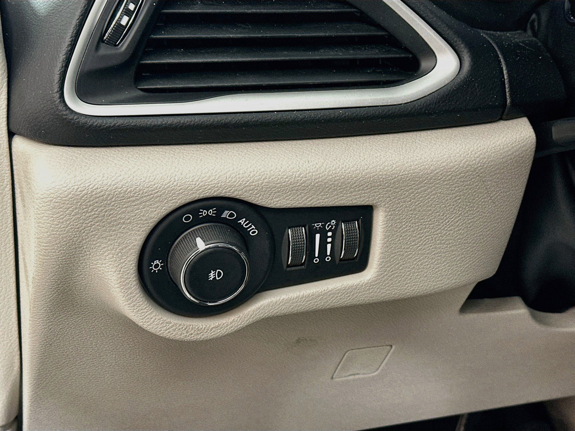 Used 2023 Chrysler Pacifica Touring-L FWD image 10
