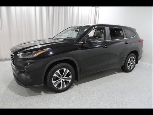 Used 2023 Toyota Highlander XLE image 3