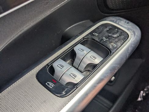 Used 2025 Mercedes-Benz GLC 300 4MATIC image 9