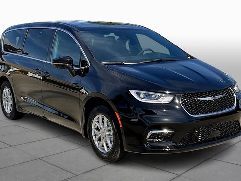 New 2026 Chrysler Pacifica Select image 2