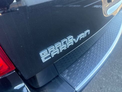 Used 2018 Dodge Grand Caravan SE w/ UConnect Hands-Free Group image 10