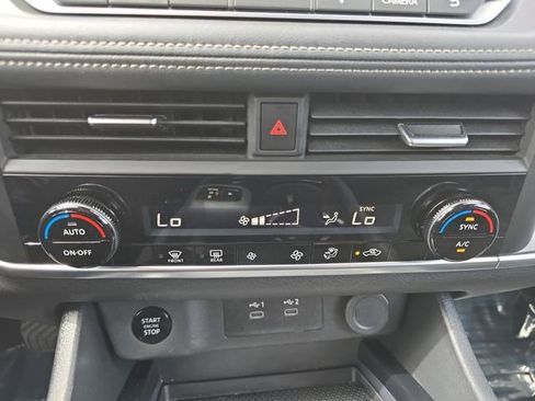 Used 2025 Nissan Rogue SV image 4