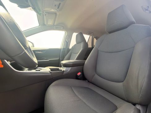 Used 2020 Toyota RAV4 LE AWD/4WD image 24