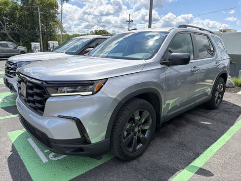 Used 2025 Honda Pilot Sport image 4