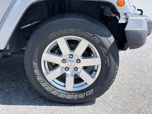 Used 2018 Jeep Wrangler Sahara w/ Dual Top Group AWD/4WD image 30