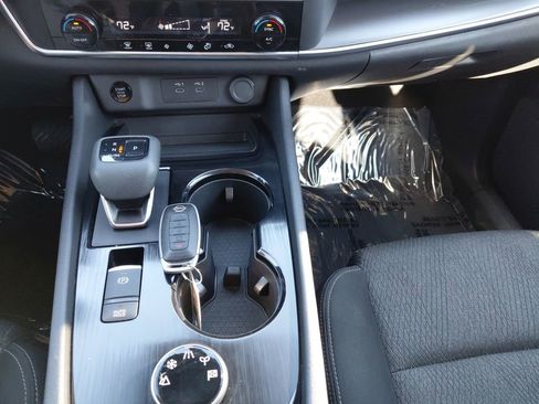 Used 2024 Nissan Rogue SV image 32