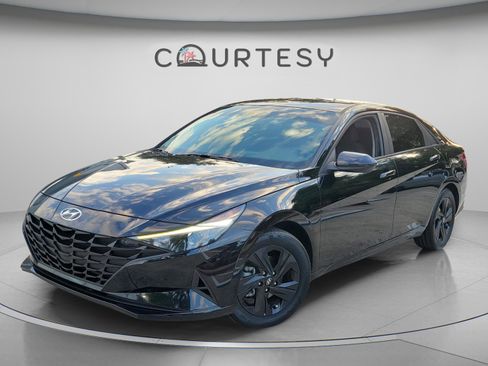 Used 2023 Hyundai Elantra SEL w/ Preferred Accessory Package FWD image 1