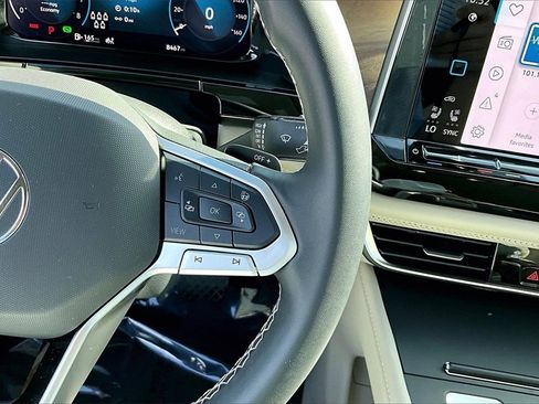 Certified 2025 Volkswagen Atlas SE image 25