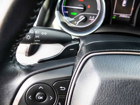 Used 2020 Toyota Camry SE image 38