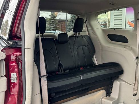 Used 2018 Chrysler Pacifica Touring-L image 13