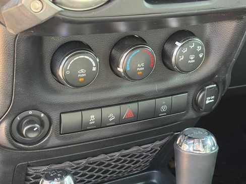 Used 2018 Jeep Wrangler Unlimited Rubicon w/ Connectivity Group AWD/4WD image 21