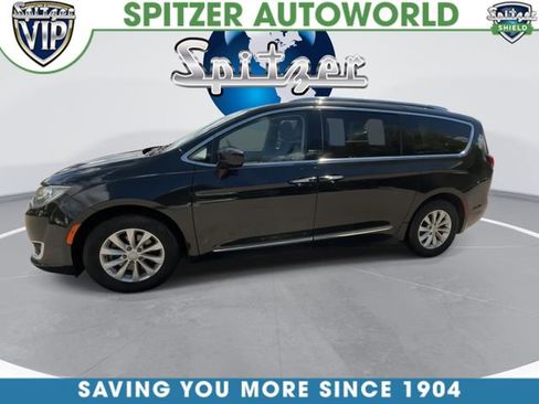 Used 2018 Chrysler Pacifica Touring-L FWD image 9