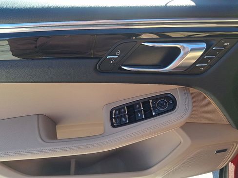 Used 2025 Porsche Macan image 16