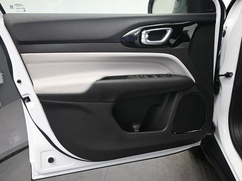 New 2026 Jeep Compass Limited image 12