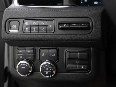 Used 2024 GMC Yukon Denali w/ Advanced Technology Package AWD/4WD image 29