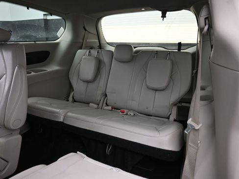 Used 2021 Chrysler Pacifica Touring-L image 36