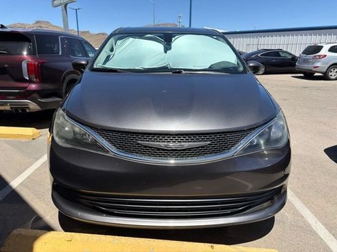 Used 2017 Chrysler Pacifica Touring FWD image 2