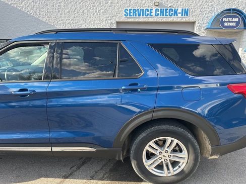 Used 2022 Ford Explorer XLT image 3