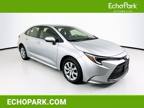 Used 2025 Toyota Corolla LE FWD image 1