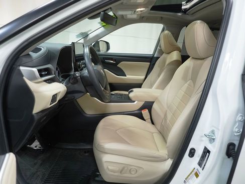 Certified 2023 Toyota Highlander XLE image 12