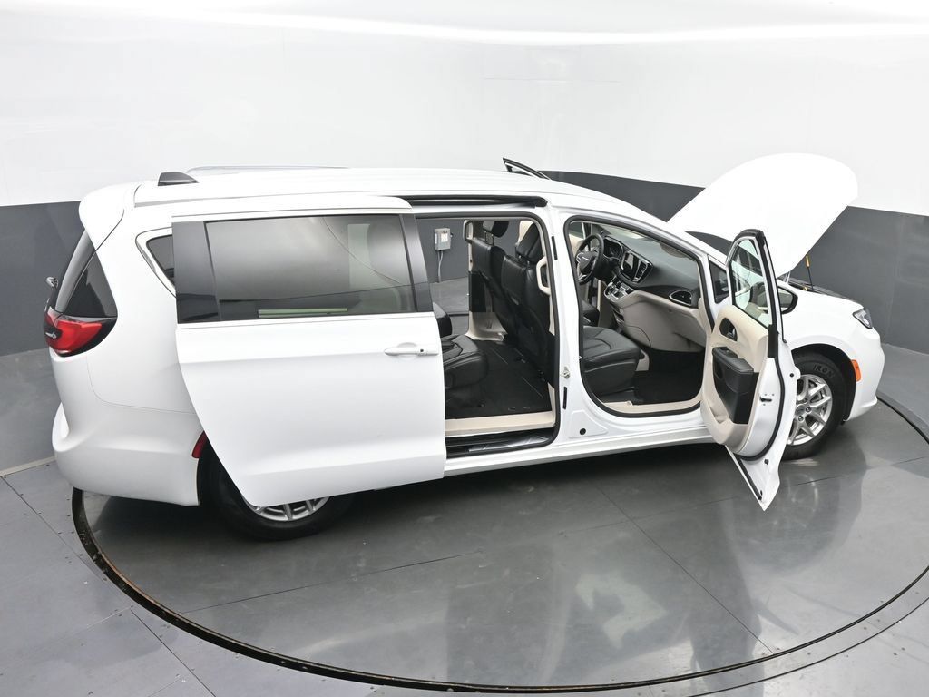Used 2024 Chrysler Pacifica Touring-L FWD image 68