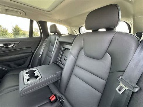 Used 2025 Volvo V60 B5 Cross Country Plus image 18