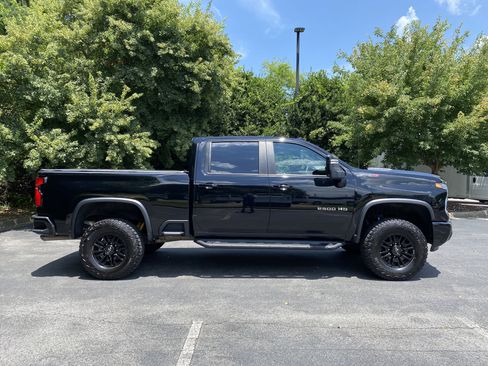 Used 2024 Chevrolet Silverado 2500 ZR2 w/ Technology Package AWD/4WD image 10