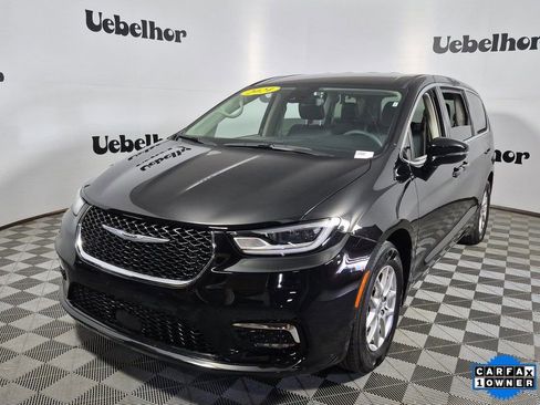 Used 2024 Chrysler Pacifica Touring-L image 3