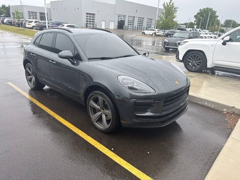 Used 2022 Porsche Macan AWD/4WD image 3