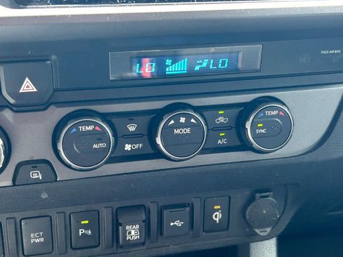 Used 2021 Toyota Tacoma TRD Sport w/ Technology Package image 31