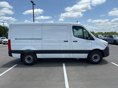Used 2025 Mercedes-Benz Sprinter 2500 image 4