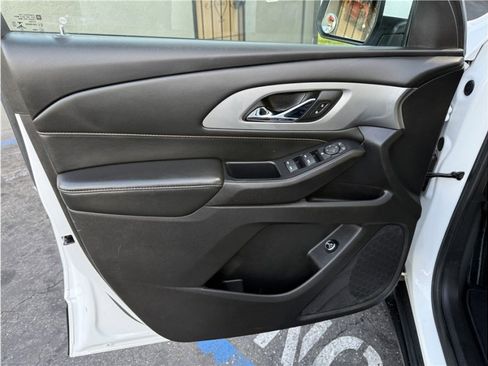 Used 2021 Chevrolet Traverse LT image 15