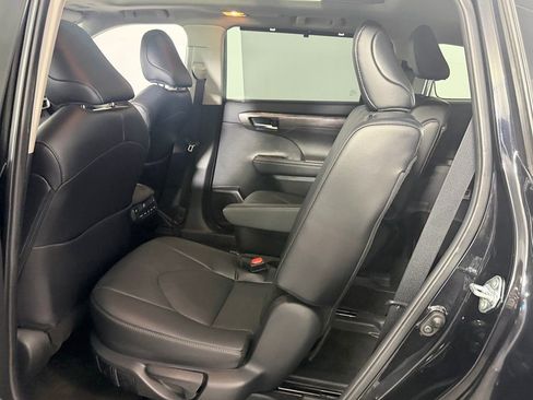 Used 2024 Toyota Highlander Platinum FWD image 24