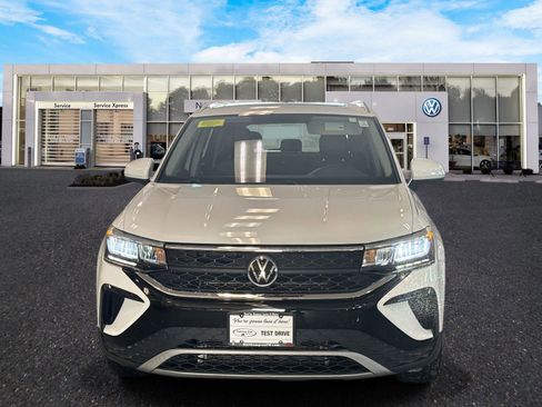 Certified 2022 Volkswagen Taos SE image 2